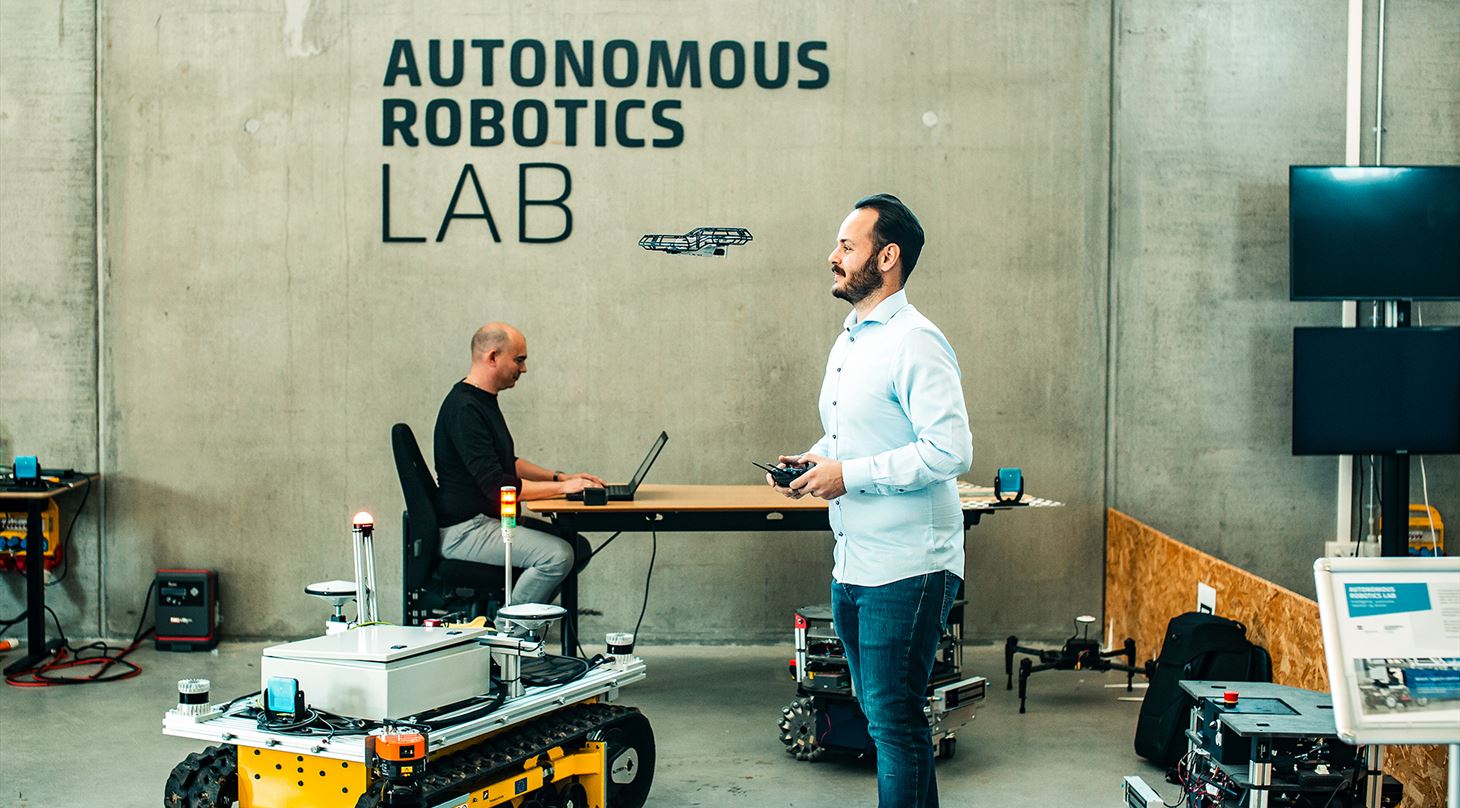 Autonomous Robotics Lab p Teknologisk Institut med mobile robotter og droner med avancerede sensorer og kunstig intelligens